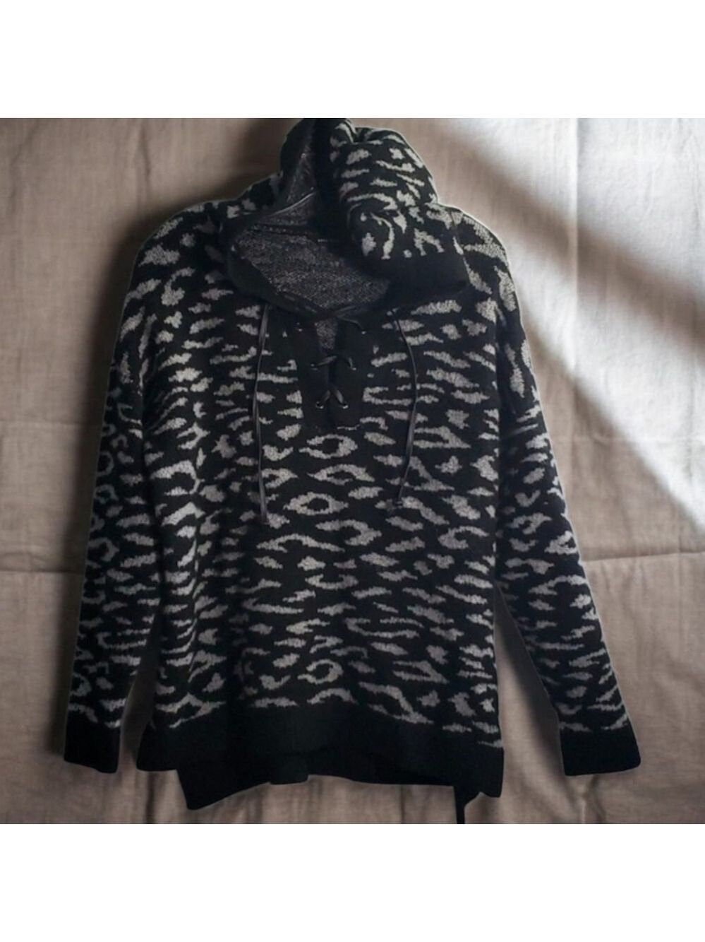 Rock & Republic sweater women's size medium M animal print black grey tie hoodie